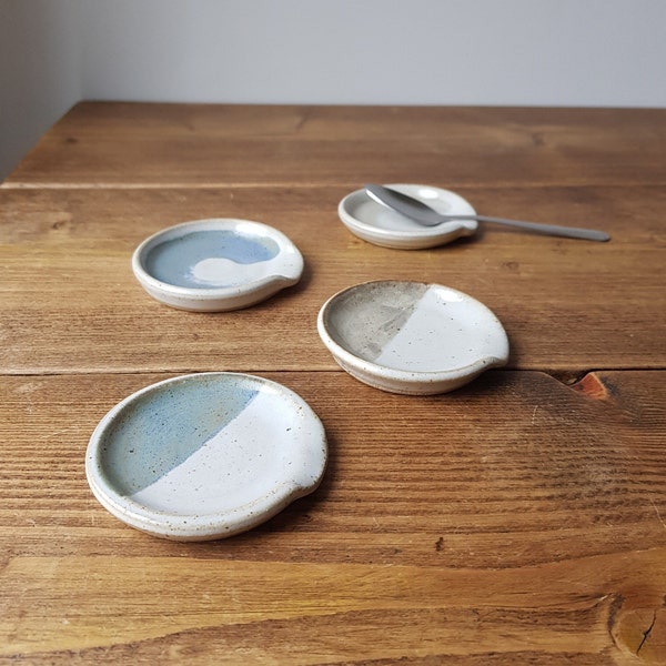 Handmade ceramic teaspoon rest, Blue white spoon rest, Mini spoon rest, Hand made pottery spoon rest, Teabag rest, Foodie gift, Unique gift