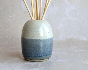 COAST Handgemachter Schilfgras-Diffusortopf: Küstenkeramik in Blau und Weiß, glasierter nachfüllbarer 'Coast'-Diffusor