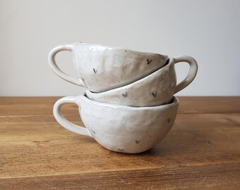 Mug coeurs fait main, mug en céramique fait main, tasse coeur délicate, grosse tasse à café, tasse émaillée blanche 200 ml, tasse peinte à la main, amateur de thé et de café