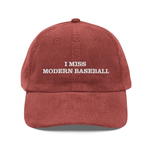 以下が含まれることがあります： 「I miss modern baseball.」と白く刺繍された赤いコーデュロイの野球帽