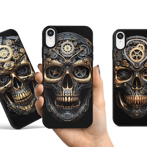 Op de afbeelding: Drie zwarte iPhone-hoesjes met een gouden en zwart schedelontwerp. De schedel is gemaakt van tandwielen en andere mechanische onderdelen.