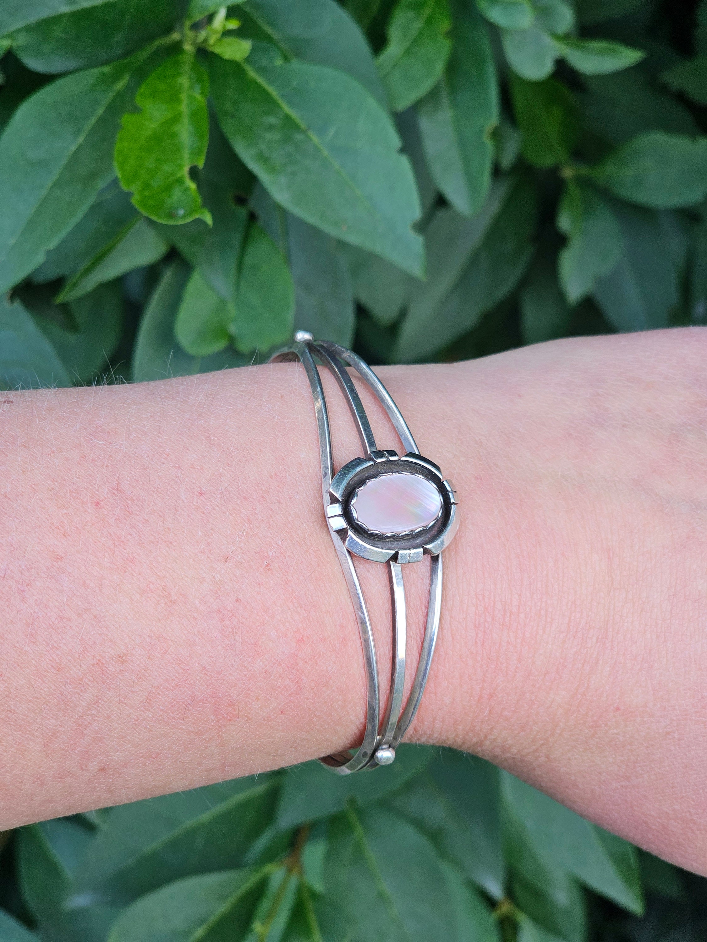 人気絶頂 Vintage Etsy - Bangle Cuff Pearl of Mother Navajo シルバー