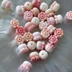 2 Pieces Hand Carved Pink Conch Shell Crown Flower Beads, E576