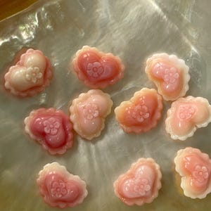 Cuentas de corazón de nácar natural rosa talladas a mano, E286