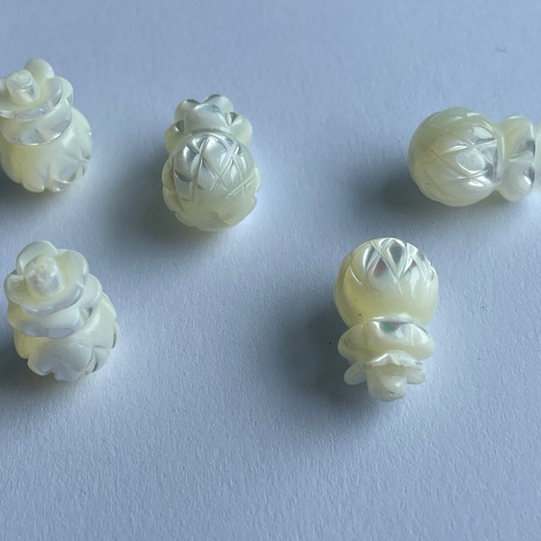 Hand Carved Natural MOP Pineapple, Mother of Pearl Pineapple Beads, MOP Pineapple  Pendant Charm Earrings,Fruit Tropical, Island style, E200