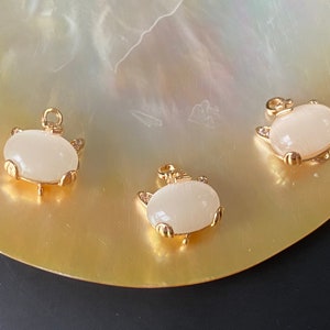 2PCS 18K Gold Plated Brass Cat Eye Stone with Zircon Tiger Charm Pendants, E526