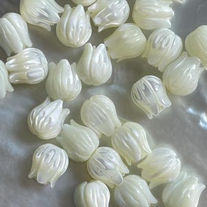 5pcs Mother of Pearl Hawaiian Tulip Beads， Hand Carved Jasmine Flower, Jewelry Making. DIY Earrings, Necklace, Pendants and Bracelets, E546