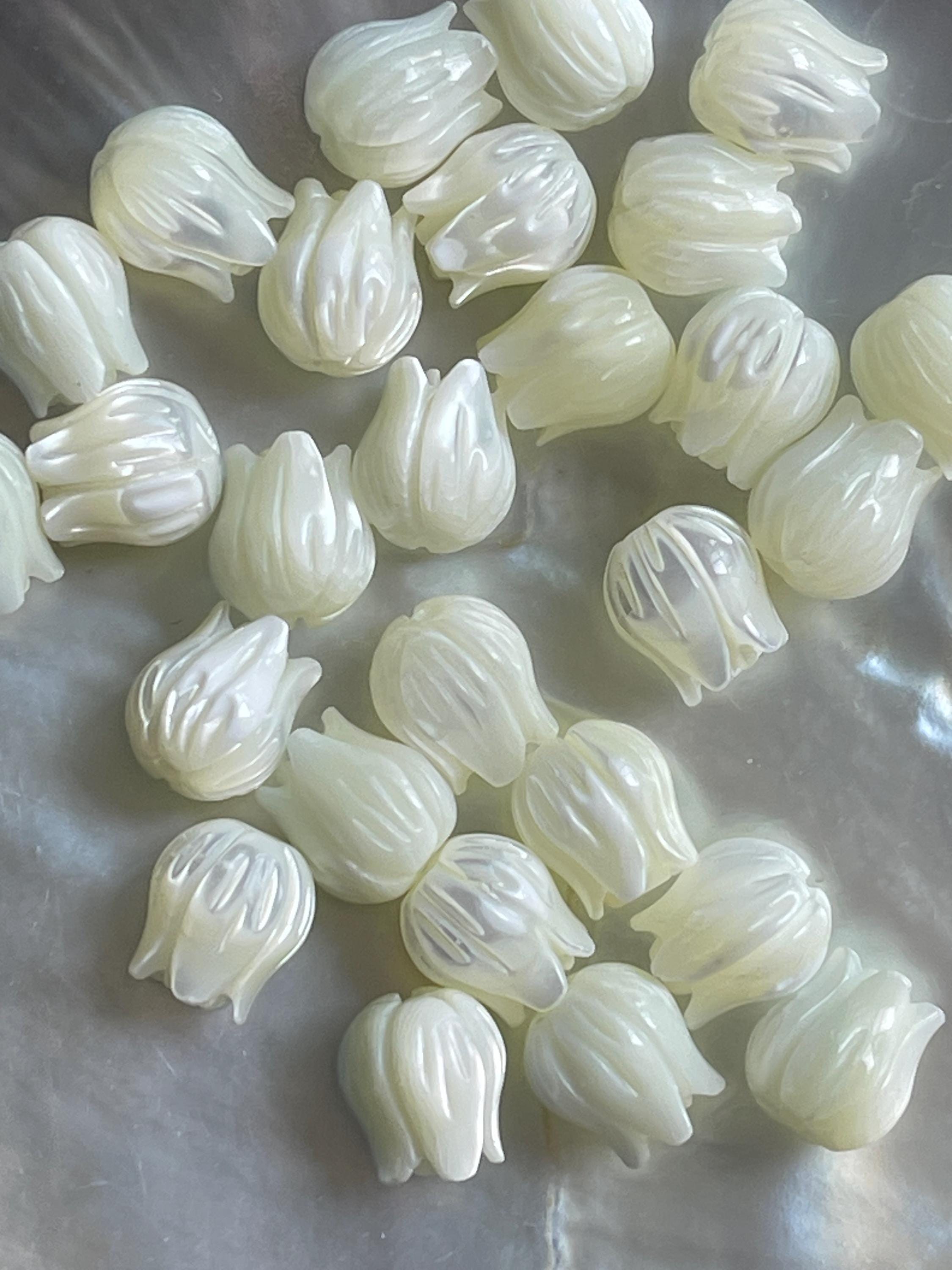 5pcs Mother of Pearl Hawaiian Tulip Beads， Hand Carved Jasmine Flower, Jewelry Making. DIY Earrings, Necklace, Pendants and Bracelets, E546