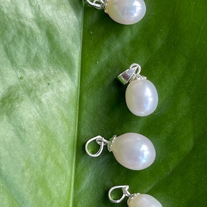 Simple Drop Pearl Pendant. Single Oval Pearl Necklace. E107