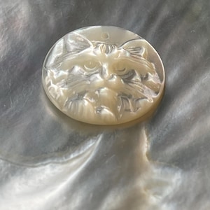 Hand Carved Natural White Mother of Pearl Cameo Cat Head Beads,  Hand Carved MOP Shell Relief  Charm, E180