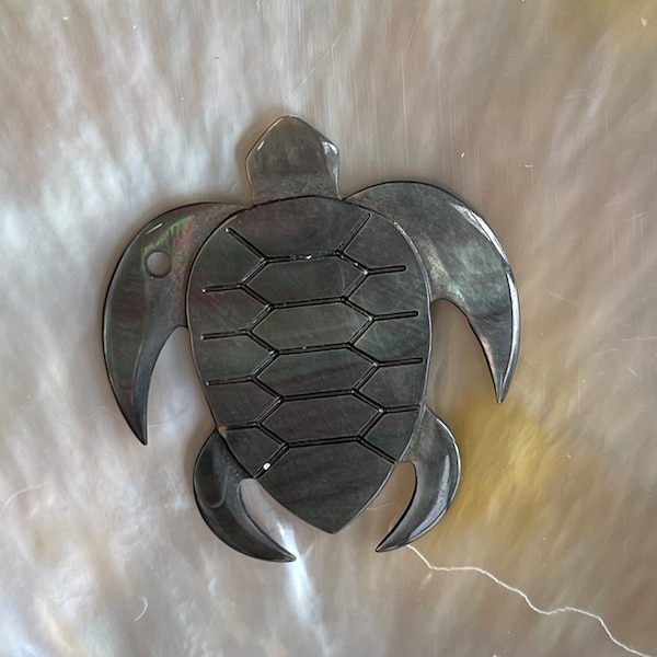 Pendentif/breloque tortue en nacre noire de Tahiti sculptée à la main, nacre de Tahiti tortue sculptée à la main, 30 mm x 30 mm, E087