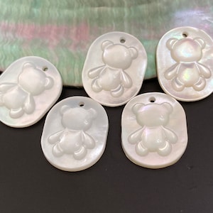 Natural Mother of Pearl Cameo Bear,  Hand Caving Relief Bear Pendants, E389