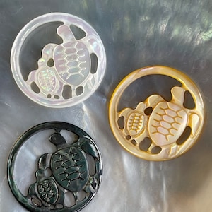 2 pièces Pendentif/breloque bébé et maman tortue de Tahiti noir sculpté à la main, nacre de Tahiti tortue sculptée à la main, 25 mm x 25 mm, E088