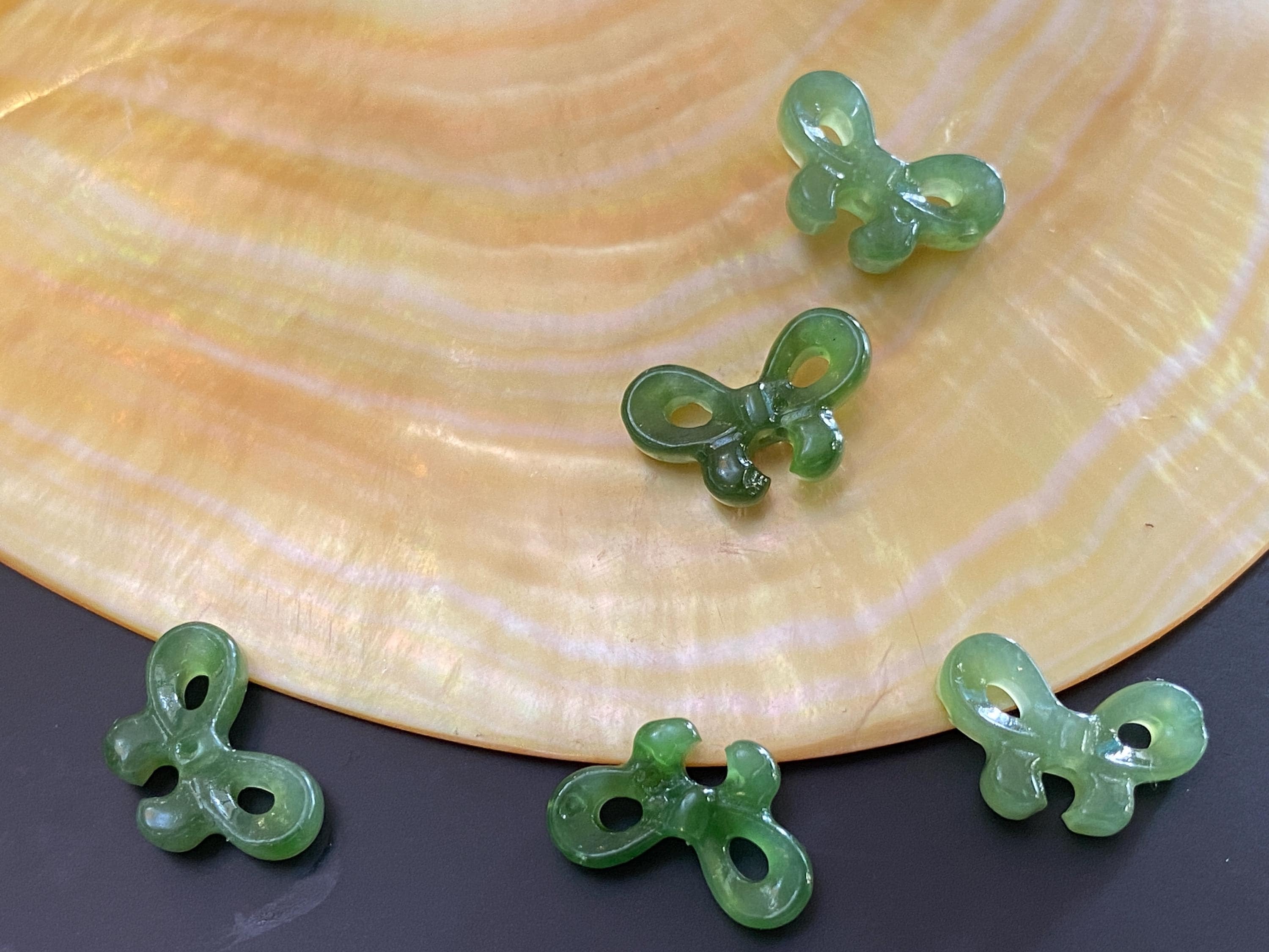 手彫りの本物の天然グリーン翡翠の蝶ビーズ E606 - Etsy 日本