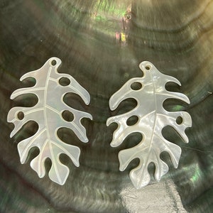 1 paire de Monstera en nacre noire de Tahiti à sculpter à la main, nacre de Tahiti, feuilles de plantes tropicales sculptées à la main, philodendron, E105