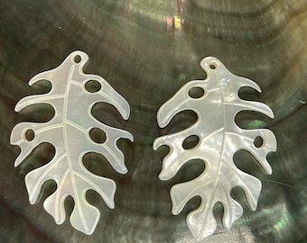 1 Paar Tahiti Perlmutt Monstera Blatt Charms, handgeschnitzte Tropische Pflanze (23 x 32 mm), E105