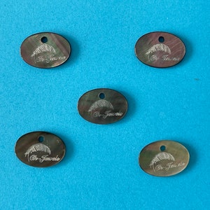 500 Stück Geschnitzte Perlmutt Muschel Tags, Benutzerdefinierte Logo Perlen (10 x 13 mm Oval), E507