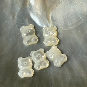 Naturvit pärlemorkameobjörn, handskurna reliefbjörnhängen 8 x 12 mm, E515