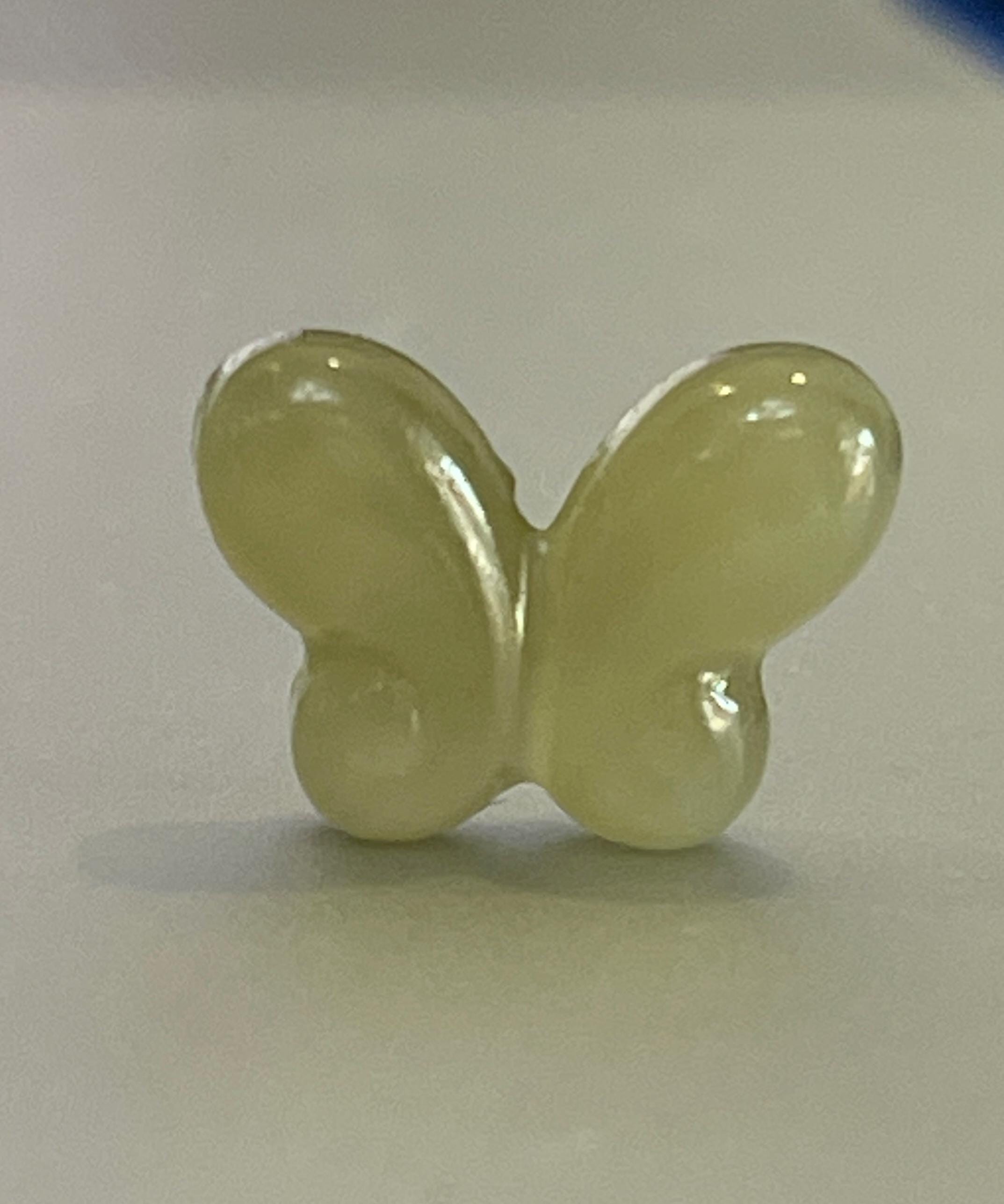 手彫りの本物の天然グリーン翡翠の蝶ビーズ E581 - Etsy 日本