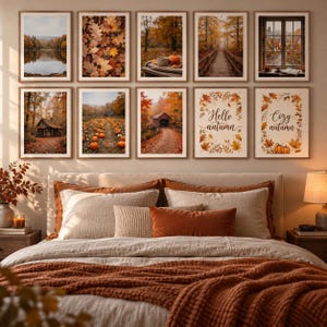 Puede incluir: Una pared de galería con diez láminas enmarcadas que muestran paisajes otoñales, campos de calabazas y follaje. Dos láminas incluyen el texto Hello autumn y Cozy autumn. Están dispuestas en dos filas sobre una cama con ropa de cama naranja.