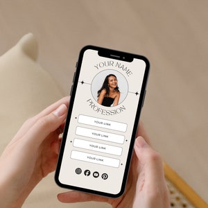 Puede incluir: La pantalla de un tel&eacute;fono inteligente muestra una tarjeta de presentaci&oacute;n digital con la foto de una mujer, el texto "YOUR NAME", "YOUR PROFESSION" y cuatro botones etiquetados como "YOUR LINK". Los iconos de redes sociales para Instagram, Facebook y Pinterest se muestran en la parte inferior de la pantalla.