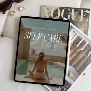K&ouml;nnte beinhalten: Ein digitales Tablet zeigt einen Selbstpflege-Planer mit dem Text "Self Care Planner" und "With MRR/PLR Rights". Das Tablet liegt auf einer wei&szlig;en Oberfl&auml;che mit einem Magazin und einer Sonnenbrille.