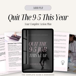 以下が含まれることがあります： 部屋の窓の前に立っている女性の白黒画像が表紙のデジタル製品。表紙のテキストは「Quit the 9-5 Job This Year: Your Complete Action Plan」です。