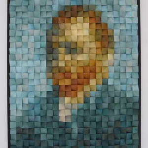 Peut inclure: Œuvre d'art en mosaïque de bois représentant un portrait. L'image est composée de petits blocs de bois carrés dans des tons de bleu, de marron et de jaune. L'œuvre est encadrée en noir.