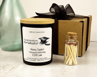Vela de graduación personalizada, vela de cera de soja vegana vertida a mano, set de regalo para graduados universitarios y cerillas, birrete.