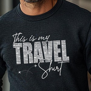 これは私の旅行シャツ PNG 旅行タイポグラフィ デジタルダウンロード カスタムアパレル 印刷可能 旅行者ギフトアイデア ワンダーラスト 引用 Tシャツデザイン