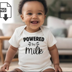 Camisa de lactancia PNG divertido regalo de mamá lactante Descarga digital impulsado por cita de leche imprimible WallArt Nueva madreBaby Shower Diseño presente