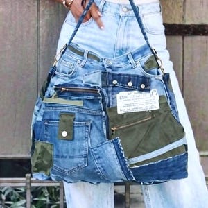 Può includere: Una grande borsa tote patchwork realizzata con varie tonalità di tessuto denim blu e pannelli in tessuto verde oliva. La borsa presenta molteplici tasche esterne, cerniere in metallo, un'etichetta rettangolare bianca con testo nero e una tracolla.