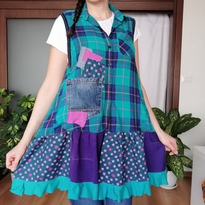 Vestido sin mangas de patchwork a cuadros verdes - Túnica de mezclilla reciclada con bolsillos - Vestido chaleco bohemio con volantes en el bajo - Regalo para él