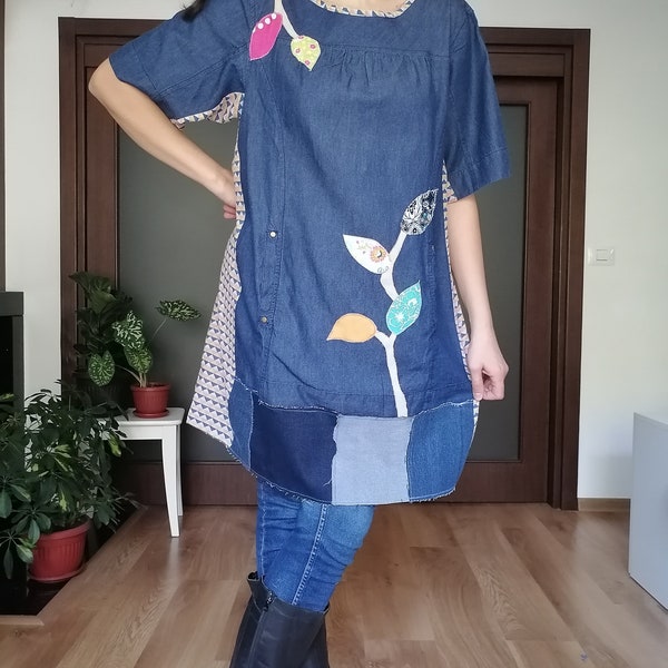 Tunique up-cyclée funky, haut en jean bohème effet vieilli avec patch hibou, idéal pour le style bohème, cadeau unique pour les amateurs de bohème chic, M-XL