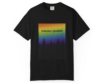 Wild Queer Pride T-shirt | Queer Forest-T-shirt | Lesbisch LGBTQ+-shirt | Afbeelding regenboogboom | Gay Pride-kleding | Wild & Wander-merchandise