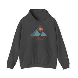 Felpa con cappuccio Mountain Sunrise - Felpa unisex ispirata alla natura Wild & Wander immagine 1