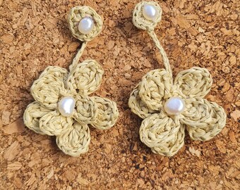 Raffia earrings with fresh pearls