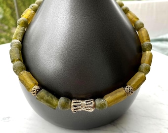 Extraordinärt halsband, återvunnet glas, afrikansk etnisk stil, vacker sällsynt grön färg, Ashanti-mässing, unikt verk, exklusivt
