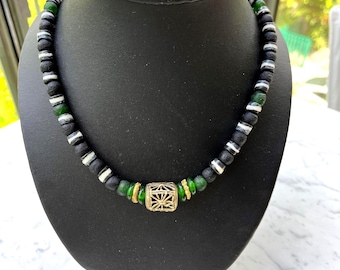 Etniskt halsband, svarta och vita återvunna glaspärlor, gröna glasringar, Västafrika, Ashanti-mässing, unikt smycke, boho. Dekorativt.