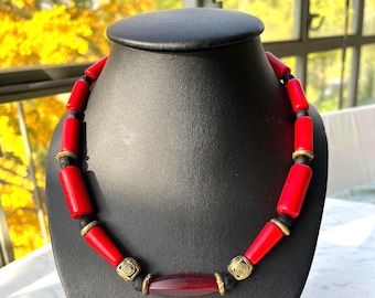 Halsband, extraordinära röda ogenomskinliga, mycket sällsynta glaspärlor, Afrika, mässingsföremål från Västafrika (Ashanti och Nigeria), unikt verk