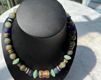 Halsband. Grön jade, blått och grönt återvunnet glas, mässingspärlor från Nigeria. Ashanti-dekoration. Etnisk. Iögonfallande. Unik.