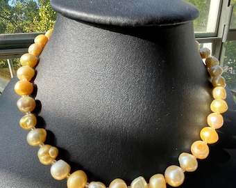 Barockpärlhalsband tillverkat av sötvattenspärlor (8-9 mm), elfenbensguld med vacker lyster, elegant och avslappnad. Unik färg.