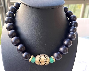 Halsband. Afrikanskt. Dekorativt och lätt. Etniskt. Handgjort mässingshänge, 20 mm träpärlor. Ett vackert, unikt smycke. Ett iögonfallande smycke.