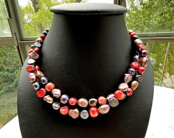 Långt halsband. Barockpärlor, färgade. Stora barockpärlor, sötvatten, mauve, roséguld, silver. Mycket dekorativt. Fantastisk lyster. 98 cm!