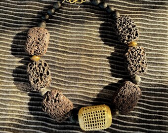 Halsband, unikt. Iögonfallande smycke, lava, mässing. Etnisk, extra stor, afrikansk, grov, mycket sällsynt stor Ashanti-mässingsdekoration.