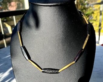 Halsband. Tuareg. Sällsynta handgjorda pärlor i mässing och ben från Afrika/Libyen. Vintage, mycket dekorativt, snyggt och modernt. Etniskt.