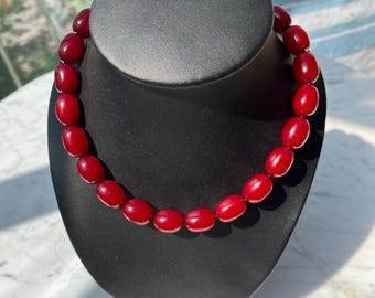 Halsband, antik harts, rödvinröd, inte bakelit, möjligen galalit, unikt smycke. Högkvalitativt, vintage-item, iögonfallande. Sommar- och vintersmycken.