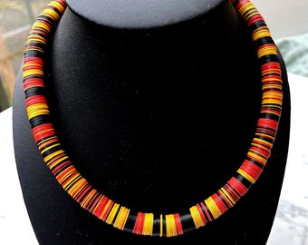 Halsband. Afrika, vinyl. Phonobeads, gammalt. 12 mm. Vintage. Mycket lätt. Sommar- och vinterhalsband. Rött, gult, svart. 1950-tal. Etniskt.