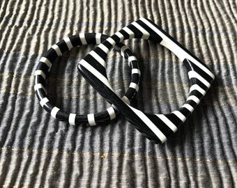 Två armband (par) från Art Deco-perioden eller 1950-talet, svarta och vita. Harts. Unika, moderna, sällsynta.