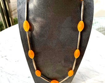 Lätt halsband. Långt, lätt. Myntformade silverpärlor från Ghat/Libyen. Vintage, gamla hartspärlor, etniska. Dekorativt, snyggt och modernt.